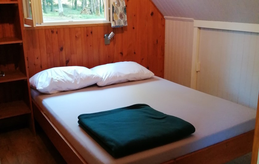 Location de vacances - Chalet à Champagnat - Chambre du bas avec lit 140