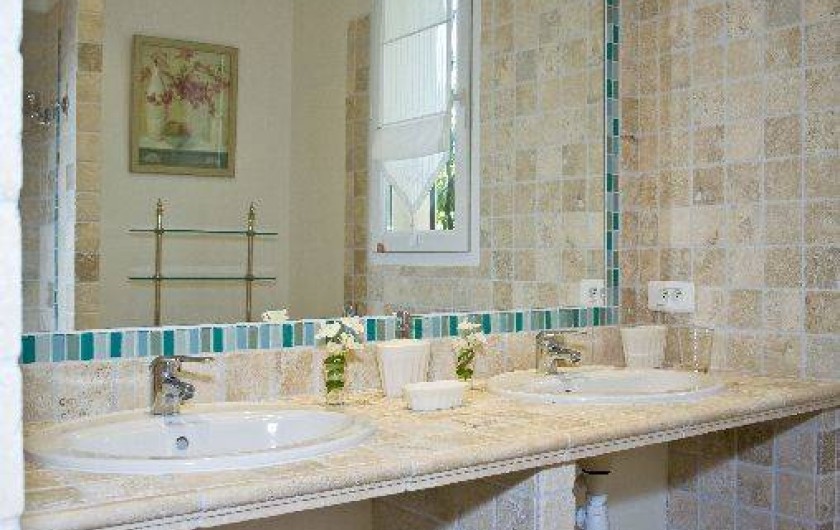 Location de vacances - Mas à Vacqueyras - Salle d'eau :  vasques et douche à l'italienne
