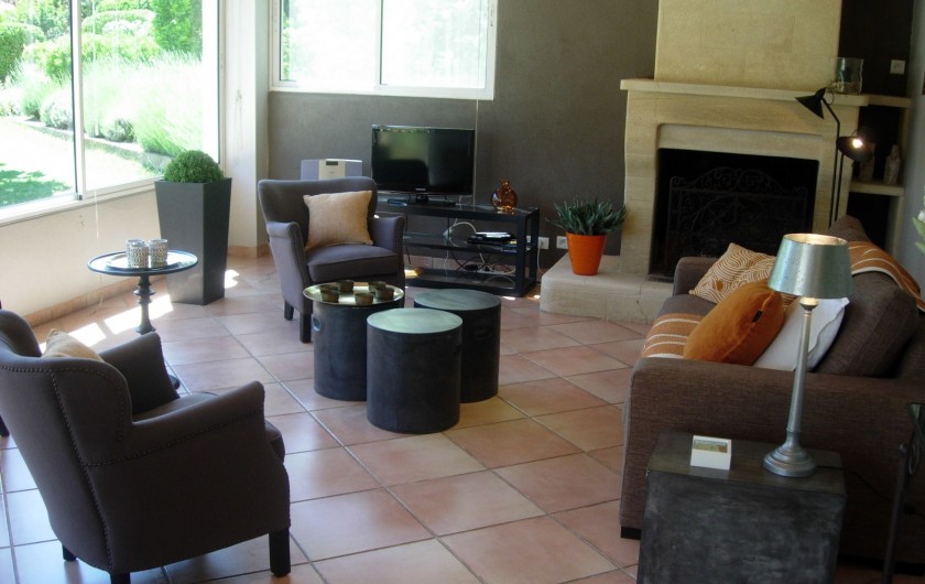 Location de vacances - Mas à Vacqueyras - salon : 1 canapé, 2 fauteuils, tables basses, télévision