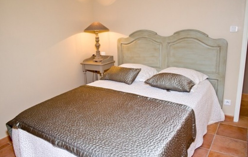 Location de vacances - Mas à Vacqueyras - Chambre avec un grand lit en 160, armoire et coffre fort
