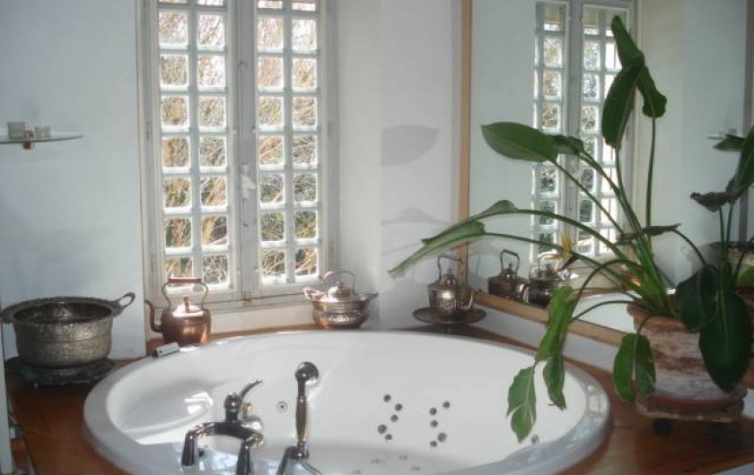 Location de vacances - Chambre d'hôtes à Cremps - la Haute Serre salle de bain avec son jaccuzzi