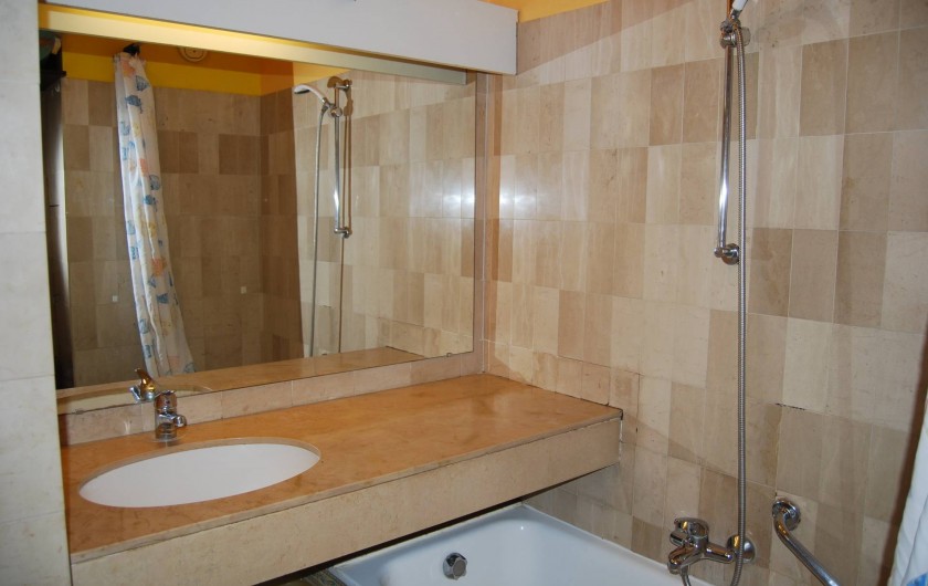 Location de vacances - Studio à Cannes la Bocca - salle de bain douche et baignoire 
