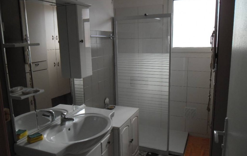 Location de vacances - Appartement à Six-Fours-les-Plages - lavabo grande douche et grand placard