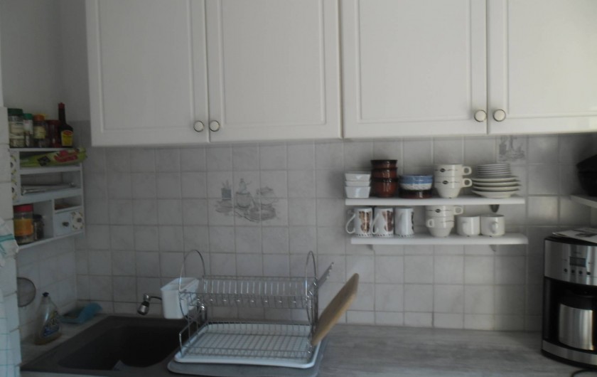 Location de vacances - Appartement à Six-Fours-les-Plages - EVIER, CAFETIERE, en dessous machine lave  linge et lave vaisselle
