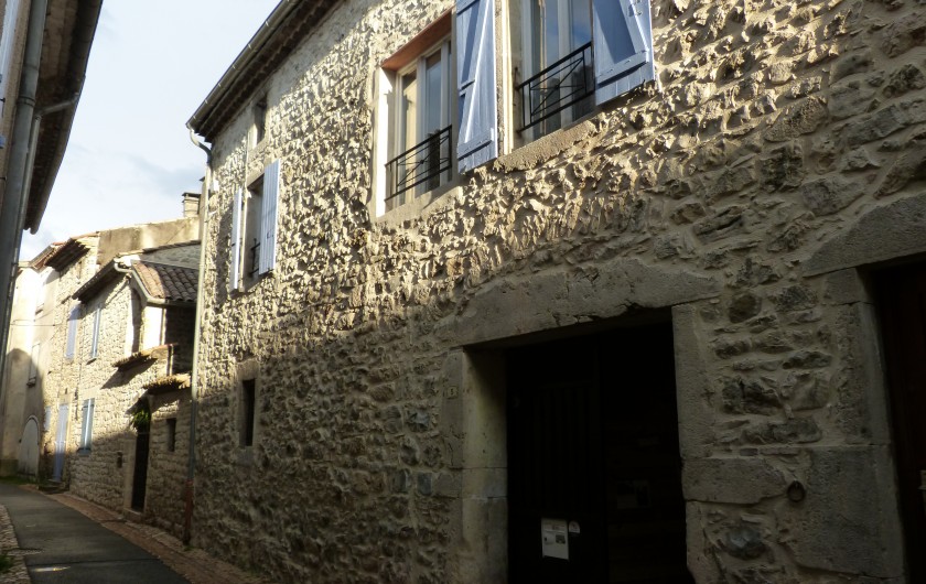 Location de vacances - Maison - Villa à Saint-Remèze - Façade coté ruelle