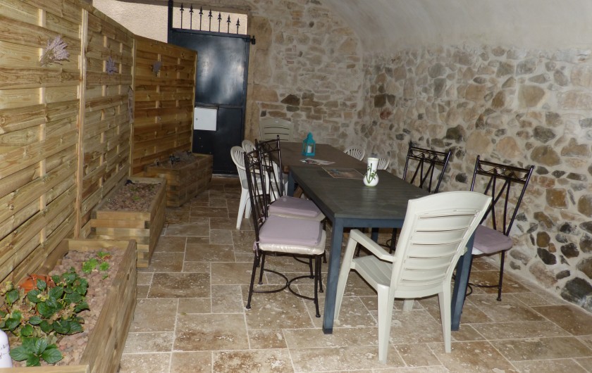 Location de vacances - Maison - Villa à Saint-Remèze - Côté repas cour
