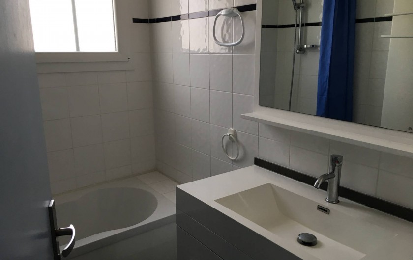 Location de vacances - Appartement à Barbâtre - Salle de bain avec baignoire et douche