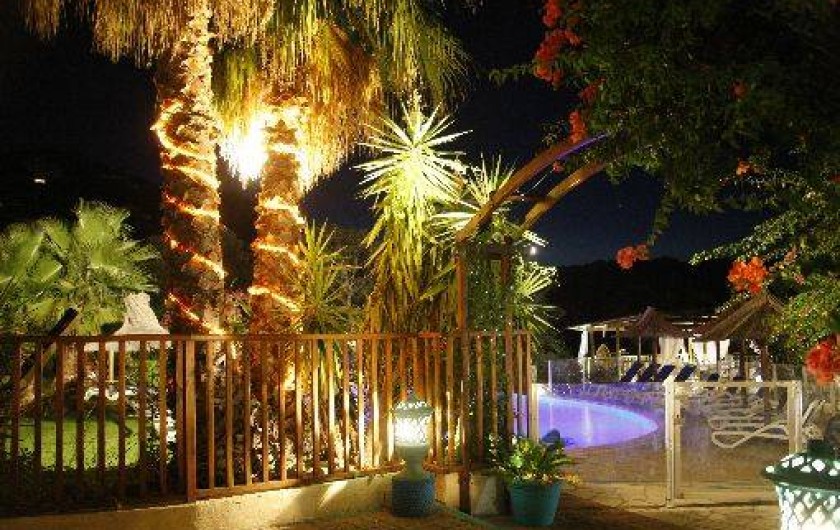 Location de vacances - Bungalow - Mobilhome à Sainte-Lucie de Porto-Vecchio - entree piscine restaurant bar