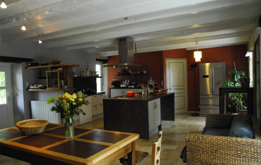 Location de vacances - Gîte à Lendou-en-Quercy - Cuisine à l'étage avec un ilot central.