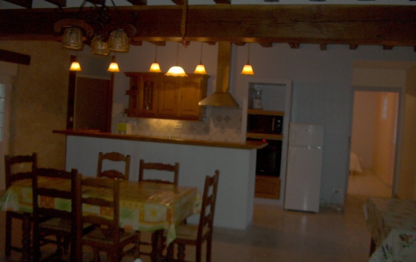 Location de vacances - Maison - Villa à Fréville-du-Gâtinais - salle avec cuisine américaine - poutres apparentes