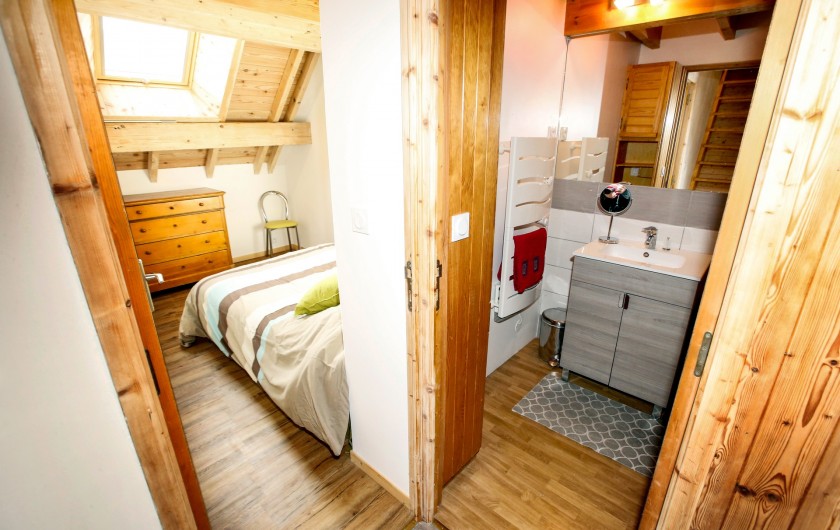 Location de vacances - Appartement à Le Monêtier-les-Bains - Chambre n°1 et salle de bain