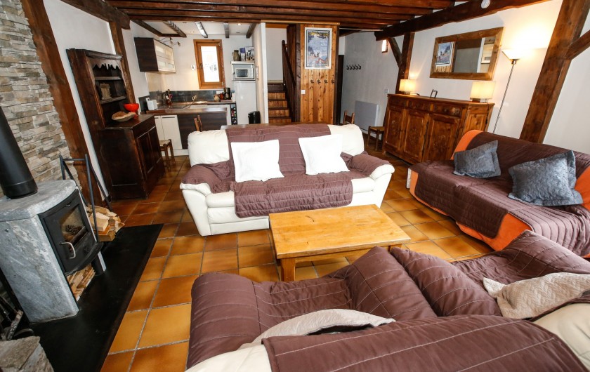 Location de vacances - Appartement à Le Monêtier-les-Bains - Pièce de vie avec la salle à manger et le coin cuisine