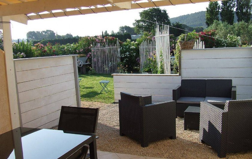 Location de vacances - Appartement à La Cadière-d'Azur - terrasse couverte pour les repas ,salon de jardin pour l'aperot du soir