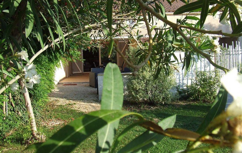 Location de vacances - Appartement à La Cadière-d'Azur - le jardin ensoleille et fleurie
