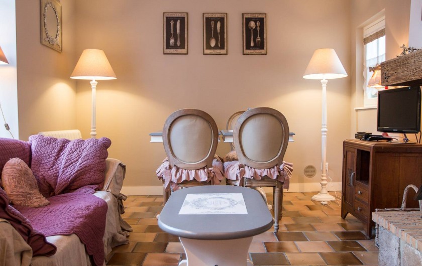 Location de vacances - Chambre d'hôtes à Veules-les-Roses - Le salon/séjour très lumineux, avec cheminée.