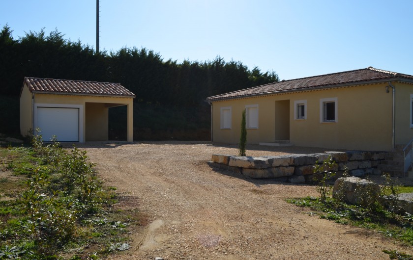 Location de vacances - Villa à Saint-Sauveur-de-Cruzières - Entrée et garage