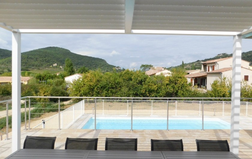 Location de vacances - Villa à Saint-Sauveur-de-Cruzières - Terrasse couverte d une pergola donnant sur la piscine
