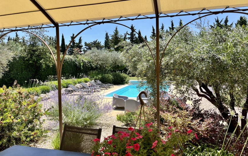 Location de vacances - Villa à Pernes-les-Fontaines - Extérieur vue depuis la table à manger extérieure