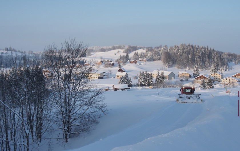 Location de vacances - Chalet à La Pesse - Vue hivernale sur le village Damage Piste de ski de fond