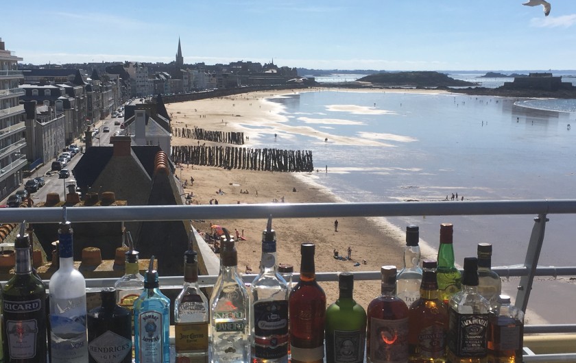 Location de vacances - Villa à Cancale - La plage du Sillon à St-Malo vue du rooftop de l'Hôtel des Ambassadeurs.