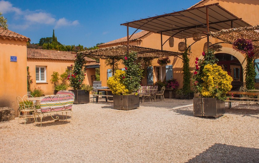 Location de vacances - Gîte à Collias - Place de la Provence, Espace pergolas espace commun