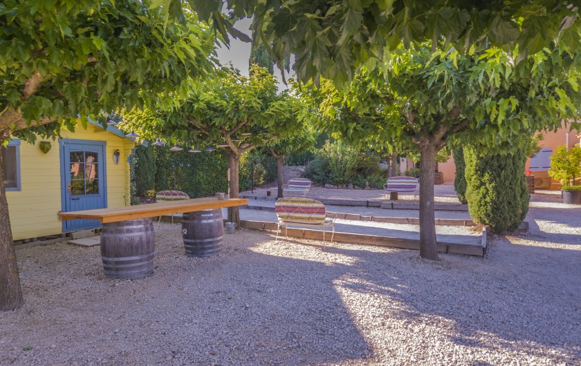 Location de vacances - Gîte à Collias - jardin clos et arboré, boulodromme