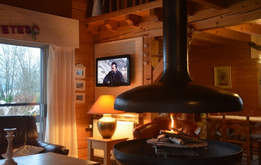 Location de vacances - Chalet à Marigny - chalet de charme séjour avec cheminée centrale