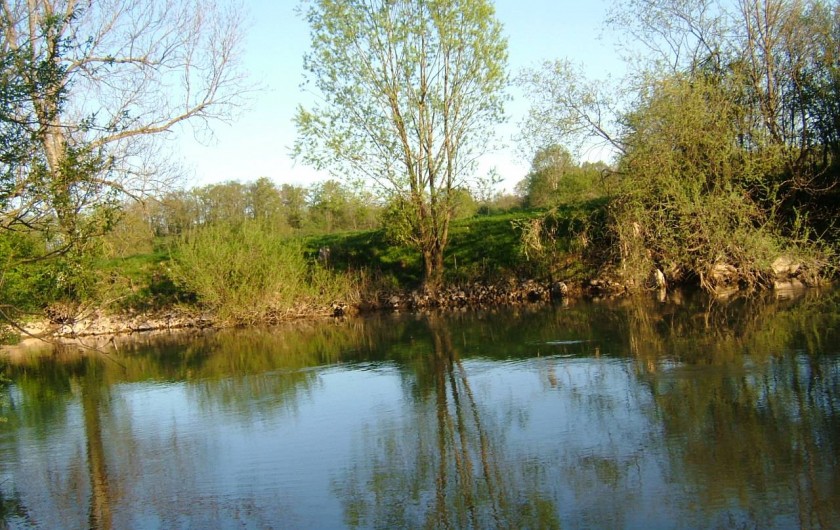 Location de vacances - Chambre d'hôtes à Cenans - Le bord de la rivière au bout du parc