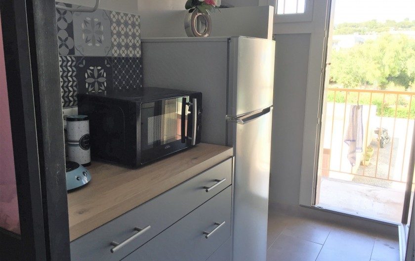 Location de vacances - Appartement à Bormes-les-Mimosas - la cuisine avec petit balcon