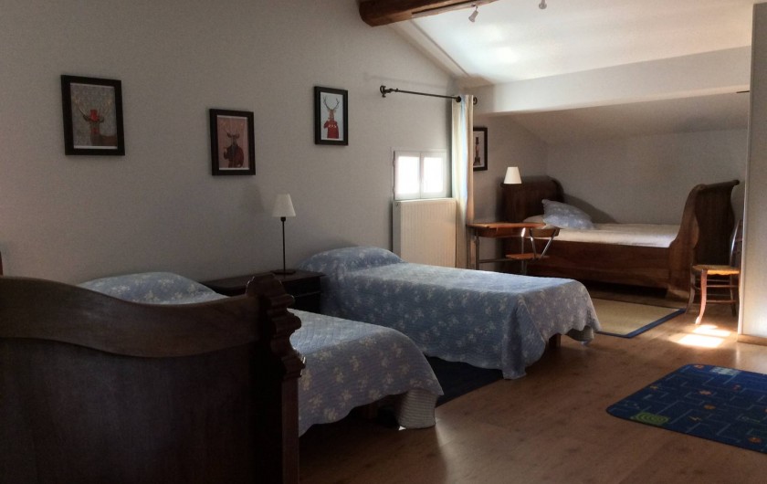 Location de vacances - Gîte à Cournanel - grand dortoir au 2ème 2 vieux lits en 110 et 2 lits en 90 ,  Gîte Alphonse