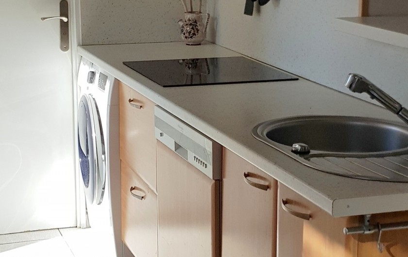 Location de vacances - Villa à Saint-Cyprien Plage - Cuisine avec plaque induction, lave vaisselle, machine à laver le linge