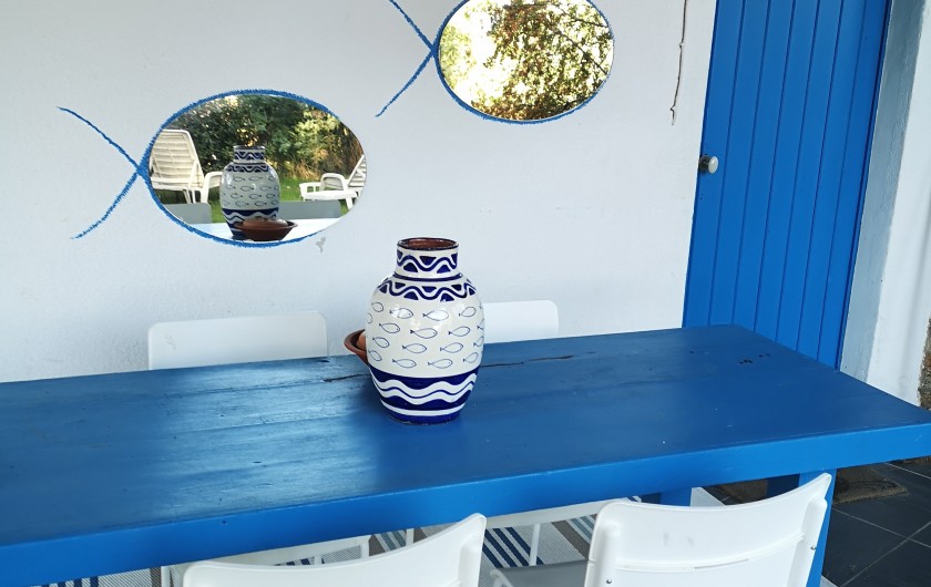 Location de vacances - Studio à Gassin - Terrasse couverte, bleue et blanche aujourd'hui.