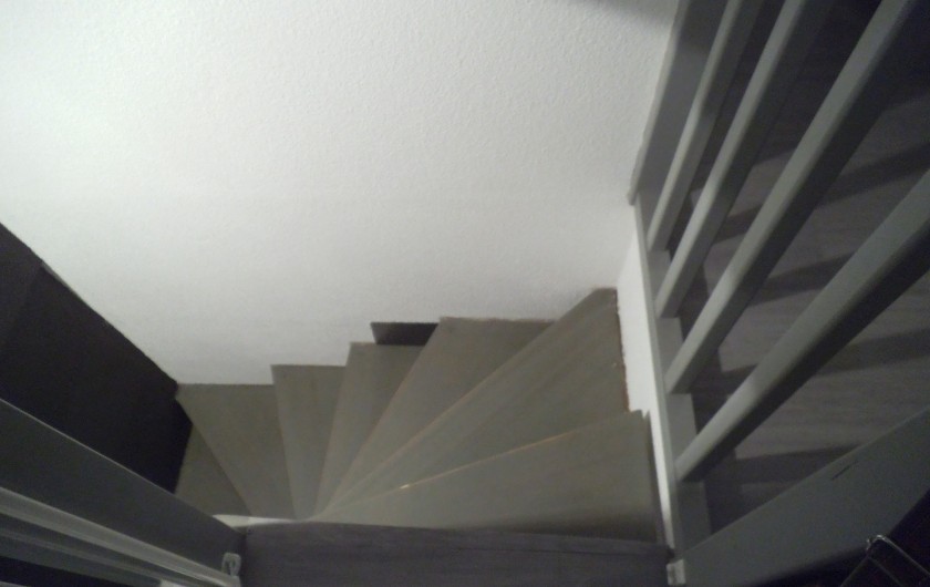 Location de vacances - Appartement à Cauterets - Escaliers en colimaçon, avec une barrière,  qui descendent dans l'entresol