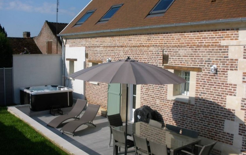 Location de vacances - Gîte à Jonquières - terrasse de 30 m² avec son spa 5 personnes  sans aucun vis à vis.