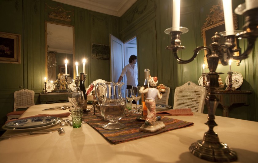 Location de vacances - Chambre d'hôtes à Béziers - Salle a manger pour un dîner plein de charme.