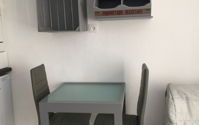 Location de vacances - Studio à Bormes-les-Mimosas - table avec allonge