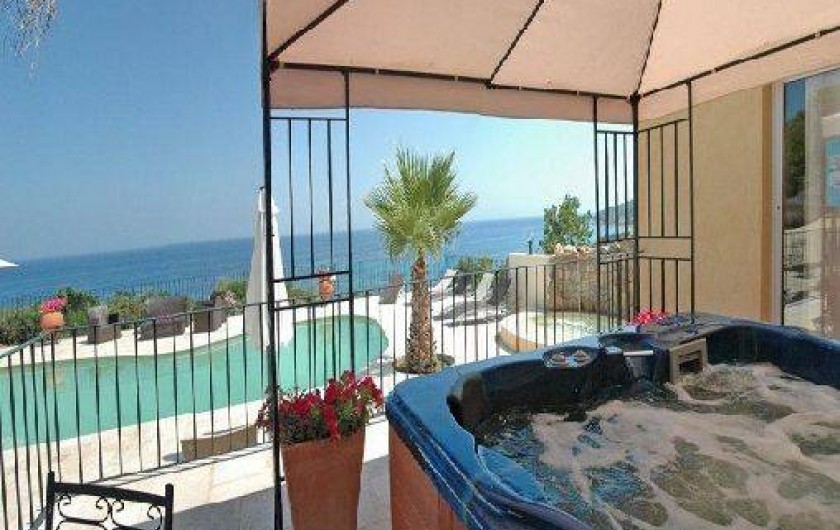 Location de vacances - Villa à Sainte-Lucie de Porto-Vecchio - espace détente vue mer jacuzzi inclus dans nos tarifs