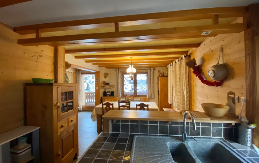 Location de vacances - Chalet à Pralognan-la-Vanoise - vue salle à manger depuis cuisine