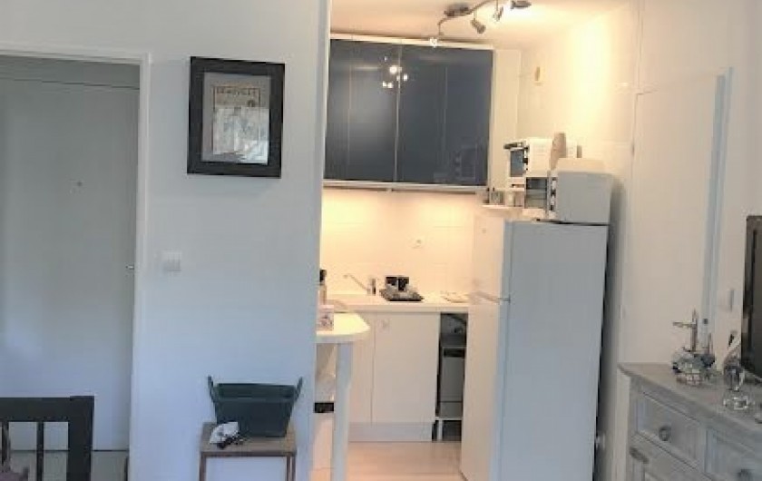 Location de vacances - Appartement à Cabourg - cuisine équipée, frigo + congélateur, petit lave vaisselle, plaque 2 feux