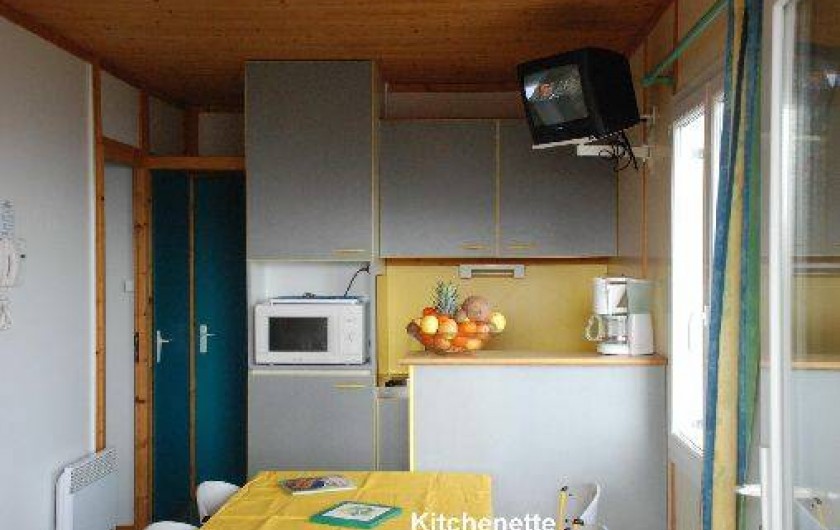 Location de vacances - Chalet à Blavignac - Une kitchenette avec tout l'équipement: une cuisine de vacances "confortable".