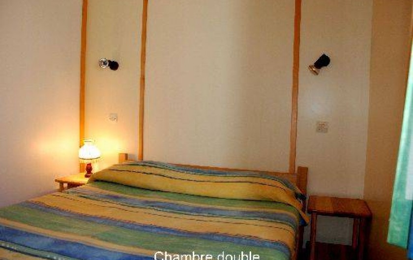 Location de vacances - Chalet à Blavignac - Chambre 1: avec un grand lit