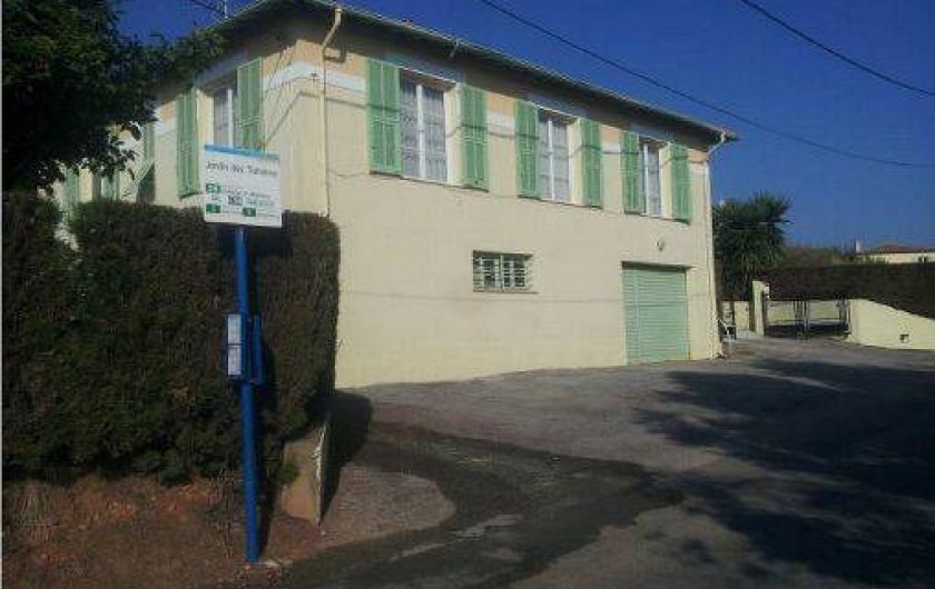 Location de vacances - Villa à Cagnes-sur-Mer - maison :vue route :arrêt bus, parking sous façade +parking sécurisé portail