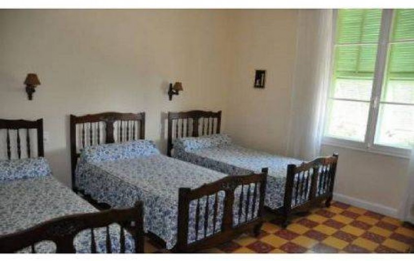 Location de vacances - Villa à Cagnes-sur-Mer - grande chambre ,vue mer et montagnes : ensoleillée table armoire ancienne...