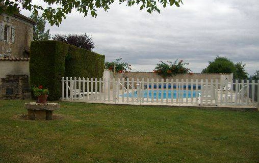 Location de vacances - Gîte à Saint-Pantaly-d'Ans - Piscine avec la barrière de protection