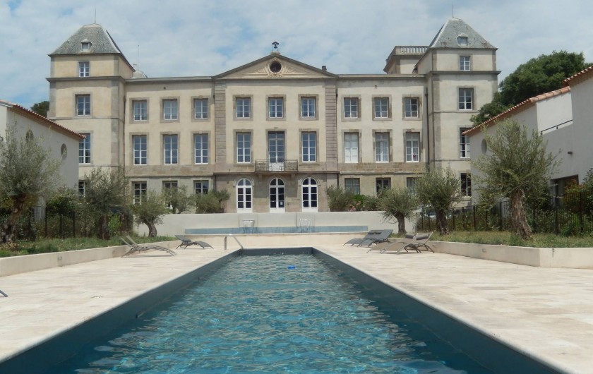 Location de vacances - Villa à La Redorte - Vue château de la Redorte et son bassin de nage
