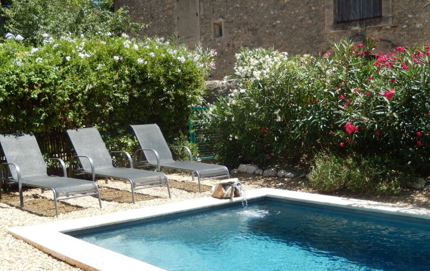 Location de vacances - Villa à La Redorte - Transats autour de la piscine