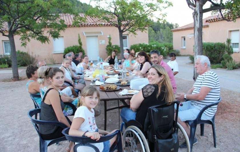 Location de vacances - Gîte à Cuers - Repas en commun avec les vacanciers - Village vacances Lou Bastidou