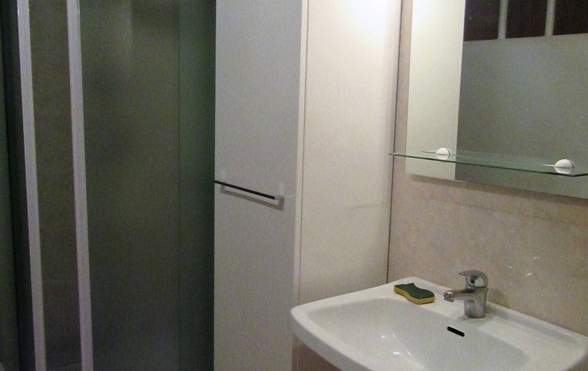 Location de vacances - Gîte à Bussac - Salle d'eau avec cabine de douche et toilette et placard de rangements