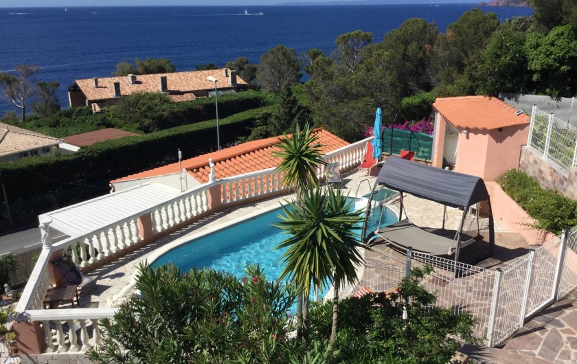 Location de vacances - Villa à Anthéor - Vue de la terrasse de la villa sur la piscine sécurisée