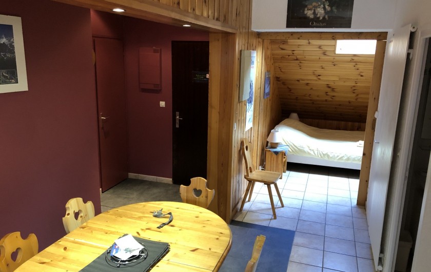 Location de vacances - Appartement à La Grave - salle à manger, vue sur la chambre double fermée par  une porte coulissante